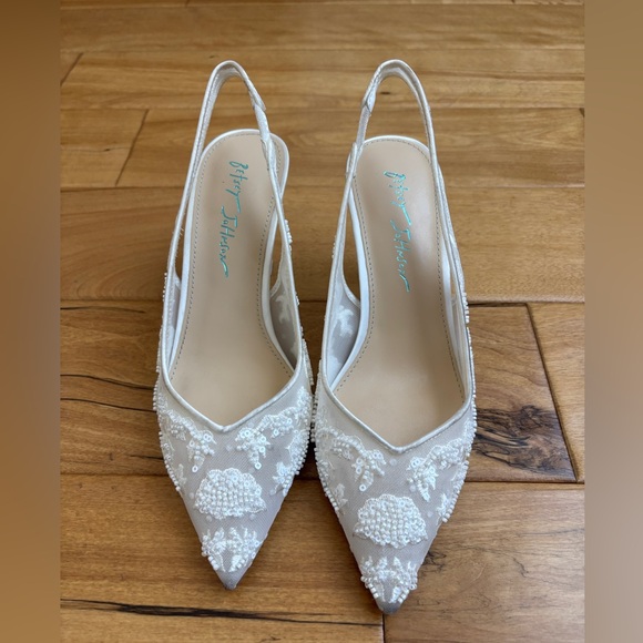 Betsey Johnson Ivory embroidered Nikki Heels size 6.5 - Picture 2 of 6